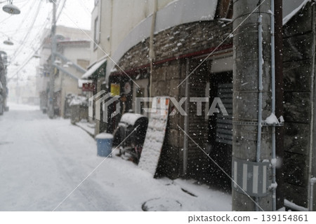 Snow falling street corner Snow falling street corner 139154861
