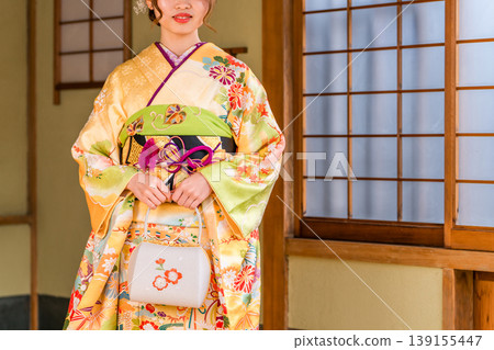 一位身穿振袖和服的日本年輕女子在日式房間(成年禮、20歲生日慶祝) 一位身穿振袖和服的日本年輕女子在日式房間(成年禮、20歲生日慶祝) 139155447