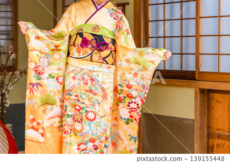 一位身穿振袖和服的日本年輕女子在日式房間(成年禮、20歲生日慶祝) 一位身穿振袖和服的日本年輕女子在日式房間(成年禮、20歲生日慶祝) 139155448