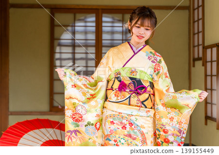 一位身穿振袖和服的日本年輕女子在日式房間(成年禮、20歲生日慶祝) 一位身穿振袖和服的日本年輕女子在日式房間(成年禮、20歲生日慶祝) 139155449