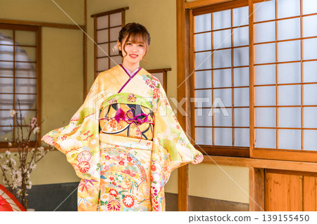 一位身穿振袖和服的日本年輕女子在日式房間(成年禮、20歲生日慶祝) 一位身穿振袖和服的日本年輕女子在日式房間(成年禮、20歲生日慶祝) 139155450