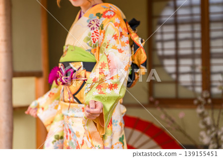 一位身穿振袖和服的日本年輕女子在日式房間（成年禮、20歲生日慶祝） 139155451