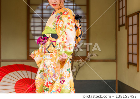 一位身穿振袖和服的日本年輕女子在日式房間（成年禮、20歲生日慶祝） 139155452