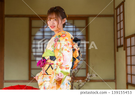 一位身穿振袖和服的日本年輕女子在日式房間（成年禮、20歲生日慶祝） 139155453