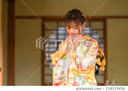一位身穿振袖和服的日本年輕女子在日式房間（成年禮、20歲生日慶祝） 139155456