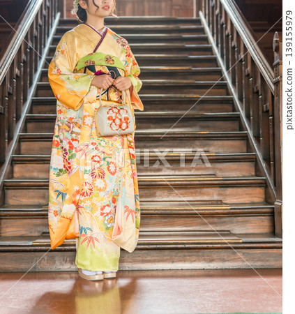 一位身穿振袖和服的日本女子站在一棟復古西式豪宅的樓梯前(成年禮,成年禮,新成年人)。 一位身穿振袖和服的日本女子站在一棟復古西式豪宅的樓梯前(成年禮,成年禮,新成年人)。 139155979
