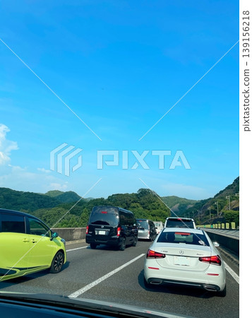 目前被堵在高速公路上了。 139156218