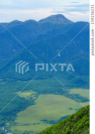 從男體山頂可以欣賞到日光白根山和周圍山景的壯麗景色——這是栃木縣的一道奇觀。 從男體山頂可以欣賞到日光白根山和周圍山景的壯麗景色——這是栃木縣的一道奇觀。 139156231
