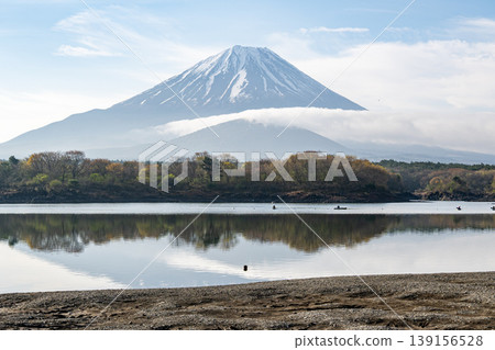 從精進湖望去,富士山正擁抱著一個孩子 從精進湖望去,富士山正擁抱著一個孩子 139156528
