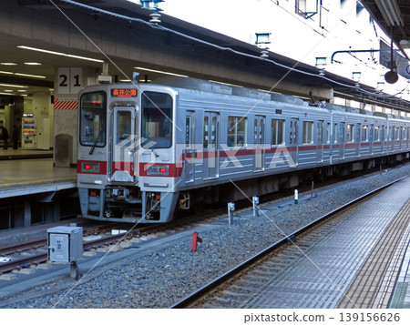 2017年,一列火車停靠在東武東上線池袋站。 2017年,一列火車停靠在東武東上線池袋站。 139156626