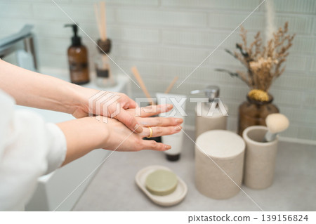 一位女士在浴室洗手時的雙手。 一位女士在浴室洗手時的雙手。 139156824