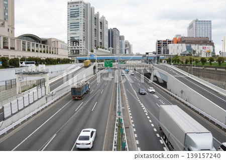 The transportation network of the waterfront sub-center: A line of cars on the Wangan Expressway and the Fuji Television headquarters building. The transportation network of the waterfront sub-center: A line of cars on the Wangan Expressway and the Fuji Television headquarters building. 139157240