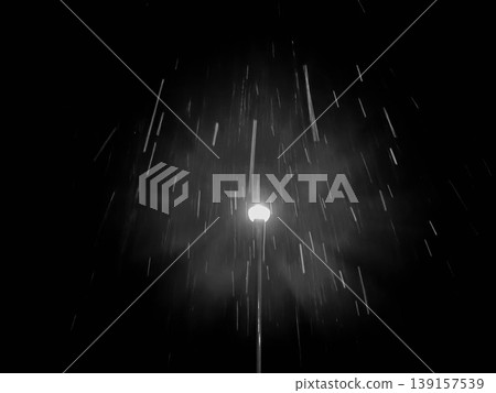一個單色調的世界:路燈和被它們照亮的雪。 一個單色調的世界:路燈和被它們照亮的雪。 139157539