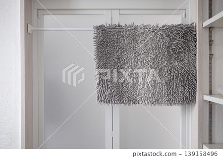 How to store a bath mat 139158496
