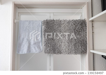 How to store a bath mat How to store a bath mat 139158497