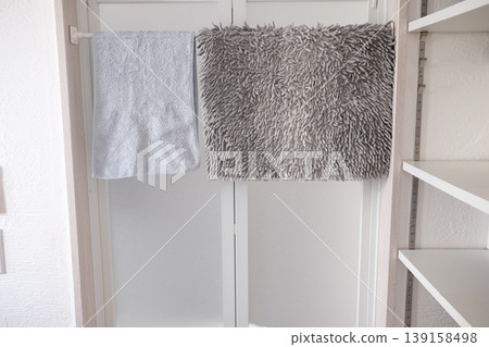 How to store a bath mat How to store a bath mat 139158498