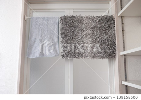How to store a bath mat How to store a bath mat 139158500