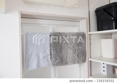 How to store a bath mat How to store a bath mat 139158502