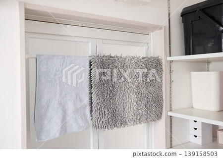 How to store a bath mat How to store a bath mat 139158503