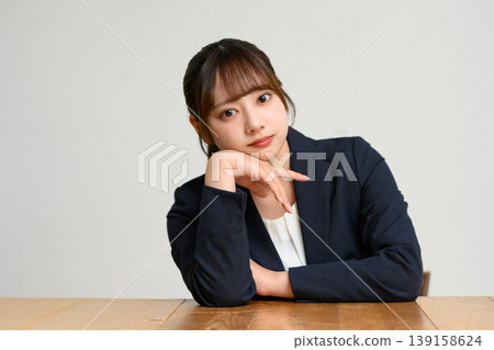 一個年輕的女人在想 139158624