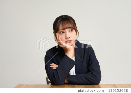 一個年輕的女人在想 139158628