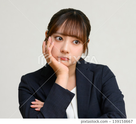 一個年輕的女人在想 139158667