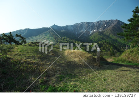 The fresh greenery of spring in Tottori Prefecture and Mt. Daisen in Hoki Province The fresh greenery of spring in Tottori Prefecture and Mt. Daisen in Hoki Province 139159727