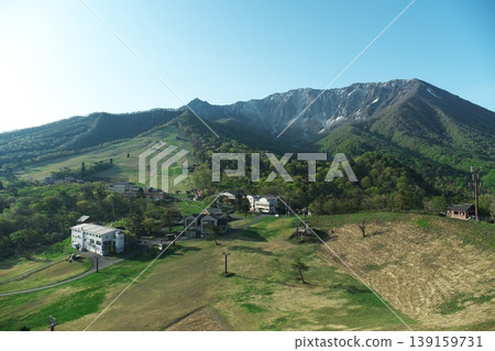 The fresh greenery of spring in Tottori Prefecture and Mt. Daisen in Hoki Province The fresh greenery of spring in Tottori Prefecture and Mt. Daisen in Hoki Province 139159731