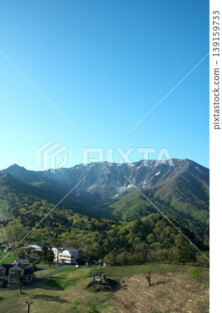 The fresh greenery of spring in Tottori Prefecture and Mt. Daisen in Hoki Province The fresh greenery of spring in Tottori Prefecture and Mt. Daisen in Hoki Province 139159733