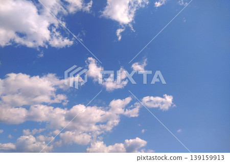 藍天白雲-清新開闊的天空背景圖。 藍天白雲-清新開闊的天空背景圖。 139159913