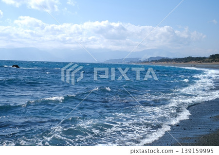 海浪拍打著相模灣的海岸,藍天白雲。 海浪拍打著相模灣的海岸,藍天白雲。 139159995
