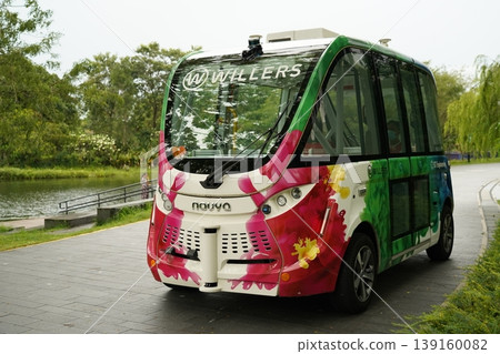 Autonomous Willers Shuttle in a Green Urban Setting Autonomous Willers Shuttle in a Green Urban Setting 139160082