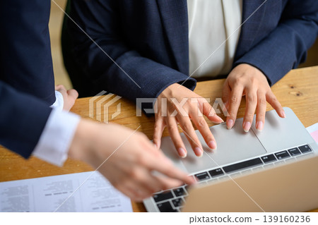 兩個人操作筆記型電腦 139160236