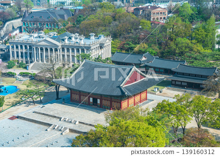 Seoul, South Korea - Apr. 12 , 2026 : Aerial view of Deoksugung Palace with modern skyscrapers in Seoul, South Korea 139160312