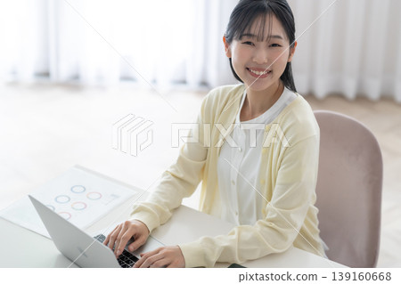 使用筆記型電腦從事自由工作或兼職工作的年輕女性 139160668