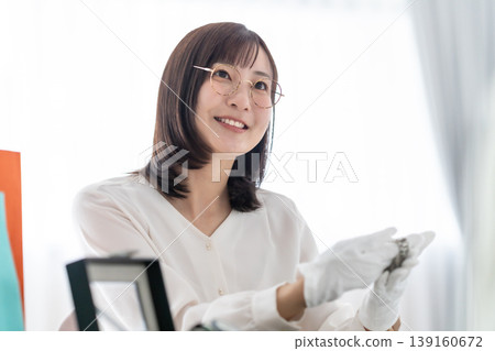 一家汽車回收店的女鑑定師面帶微笑地向顧客解釋情況。 一家汽車回收店的女鑑定師面帶微笑地向顧客解釋情況。 139160672