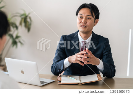 一位專業的商業顧問,總是帶著微笑回答客戶的問題。 一位專業的商業顧問,總是帶著微笑回答客戶的問題。 139160675