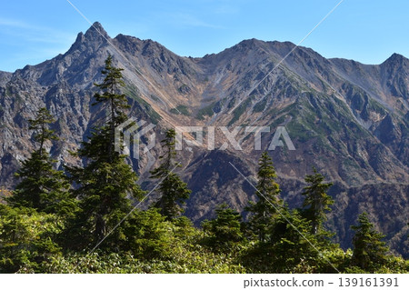 從鏡平可以欣賞到槍岳和西釜山脊的壯麗景色-北阿爾卑斯山雄偉壯麗的山景。 從鏡平可以欣賞到槍岳和西釜山脊的壯麗景色-北阿爾卑斯山雄偉壯麗的山景。 139161391