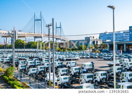 日本橫濱城市景觀；日本經濟…大黑碼頭一字排開的卡車。 139161681