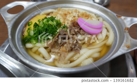 盛在滾燙鋁鍋裡的豐盛肉烏龍麵（日本料理，烏龍麵館） 139161682