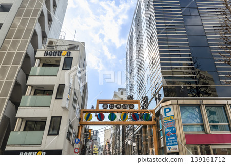 Streetscape of Ebisu Ginza Street and the entrance to the shopping street 139161712