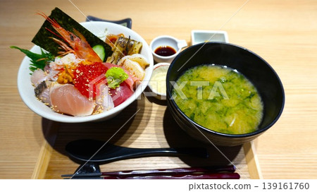 A luxurious seafood rice bowl and seaweed miso soup set (Japanese lunch) A luxurious seafood rice bowl and seaweed miso soup set (Japanese lunch) 139161760