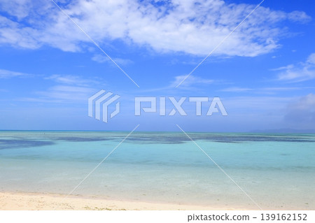 竹富島上的近藤海灘擁有美麗的翠綠色漸層景觀。 139162152