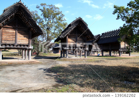 Yoshinogari Historical Park, a tourist spot in Saga Prefecture, offers a place to experience and learn about the atmosphere of the Yayoi period. 139162202