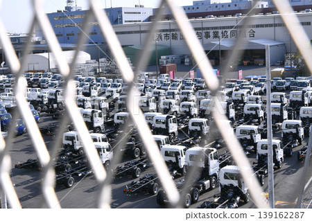 橫濱的城市景觀:日本經濟的詛咒…大黑碼頭一排卡車的景象。 橫濱的城市景觀:日本經濟的詛咒…大黑碼頭一排卡車的景象。 139162287