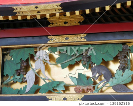 八代妙顯祭:少女花車上雕刻著美麗的黃鼠狼和葡萄木雕。 八代妙顯祭:少女花車上雕刻著美麗的黃鼠狼和葡萄木雕。 139162516