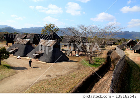 佐賀縣的吉野裡歷史公園是一個旅遊景點,遊客可以在這裡體驗和了解彌生時代的氛圍。 佐賀縣的吉野裡歷史公園是一個旅遊景點,遊客可以在這裡體驗和了解彌生時代的氛圍。 139162542