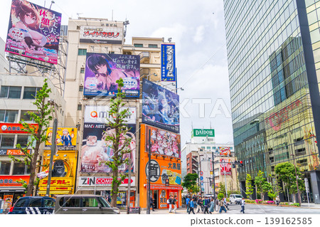 東京的城市景觀:綠樹成蔭的秋葉原電器街 東京的城市景觀:綠樹成蔭的秋葉原電器街 139162585