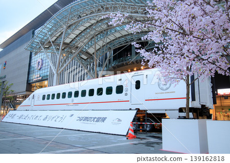 博多車站展出的新幹線800系列車（「燕之大冒險」）。 139162818