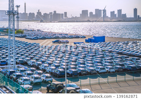 日本橫濱城市景觀；日本經濟…大黑碼頭排成長龍的汽車。 139162871